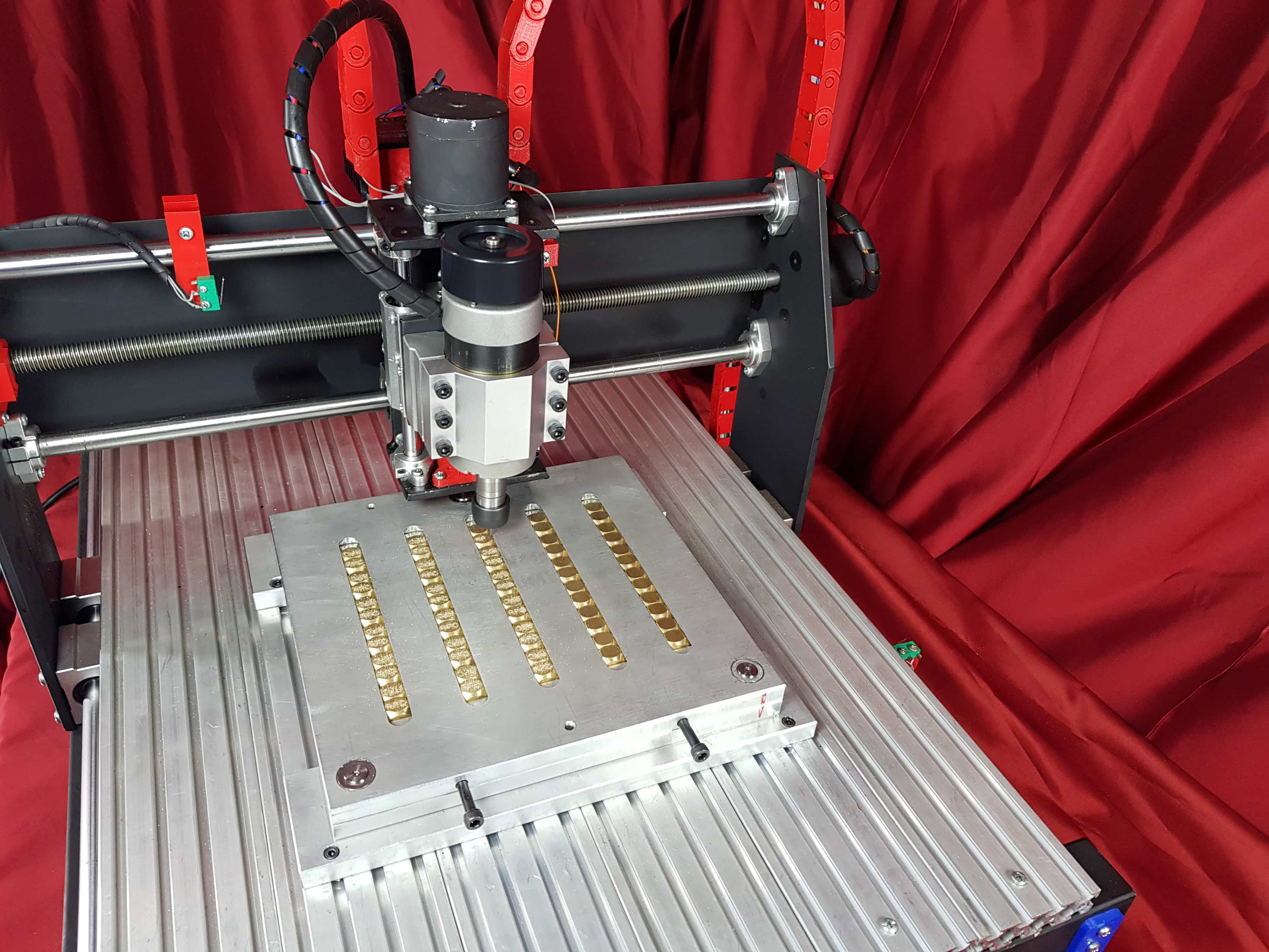 Router CNC marcando con precision letras sobre metal